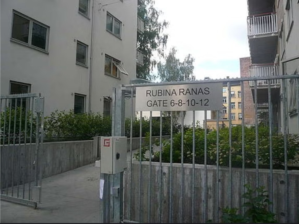 Inngang til forhage. Lukket port. 